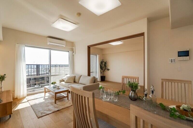 続いて、奥に見える南東側のバルコニーへ出てみましょう。ちなみに、太陽の恵みがたっぷり降り注いで、冬の日でも窓辺はぽっかぽかでしたよ♡