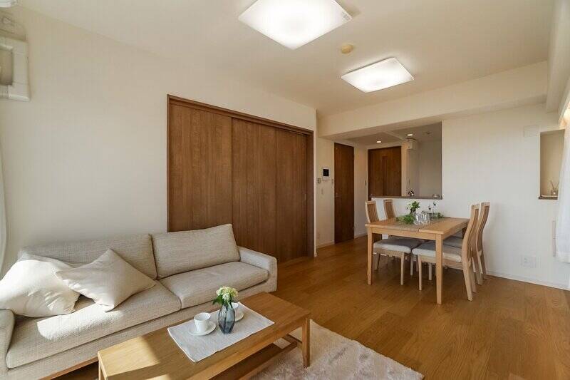 洋室Aの引き戸を閉めると、こんな感じ。存在感のある木目調の建具なので、ナチュラル系のインテリアがよく似合いそうですね。このあとは腰壁の向こうのキッチンエリア、そのお向かいにある水まわりを順番に見ていきましょう。