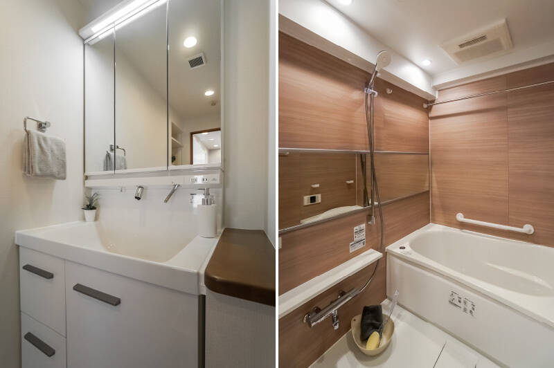 <b>左・</b>洗面化粧台はひとりで向き合うのにジャストな横幅。右手横のスペースをうまく活用して、収納やディスプレイに使いたいところです。/<b>右・</b>バスルームも温かみのある木目柄。こちらはほんのり余裕を感じる1317サイズです。