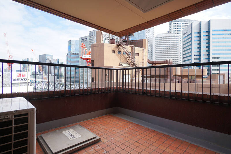 バルコニーは正方形に近いカタチ。椅子などを置いて、リラックスのためのスペースとして使えそうです。