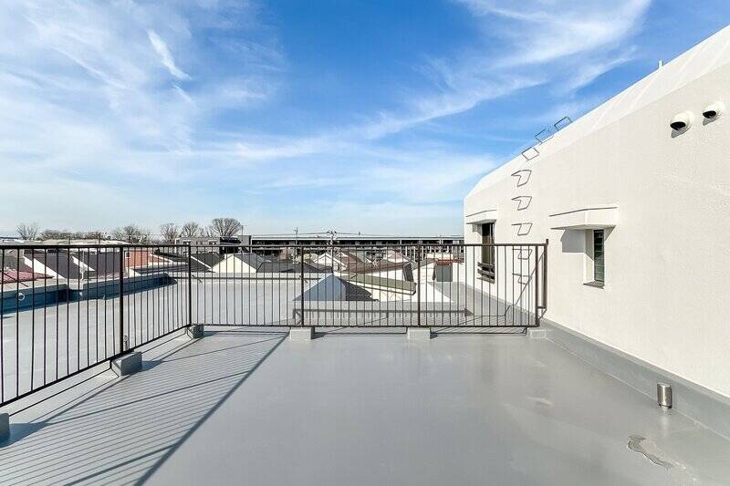 南側に大きく張り出す、大きなルーフバルコニー。周囲に背の高い建物がないため、視界を遮るものはなく、青い空がどこまでも続きます。