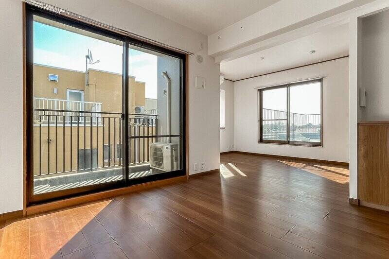 LDKの広さは約12.5帖。南東・南西の二面の窓から光が差し込みます。窓面が大きく、明るさだけでなく心地いい風も室内を通り抜ける空間です。