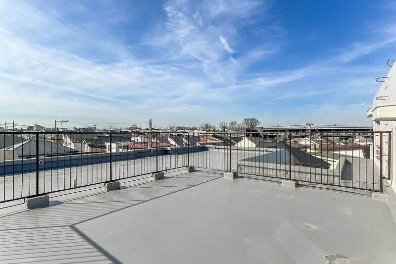 掃き出し窓を開ければ、冒頭でご紹介した広大なルーフバルコニーが。室内と外がつながることで、<b>専有面積以上の広がりを感じられます</b>。