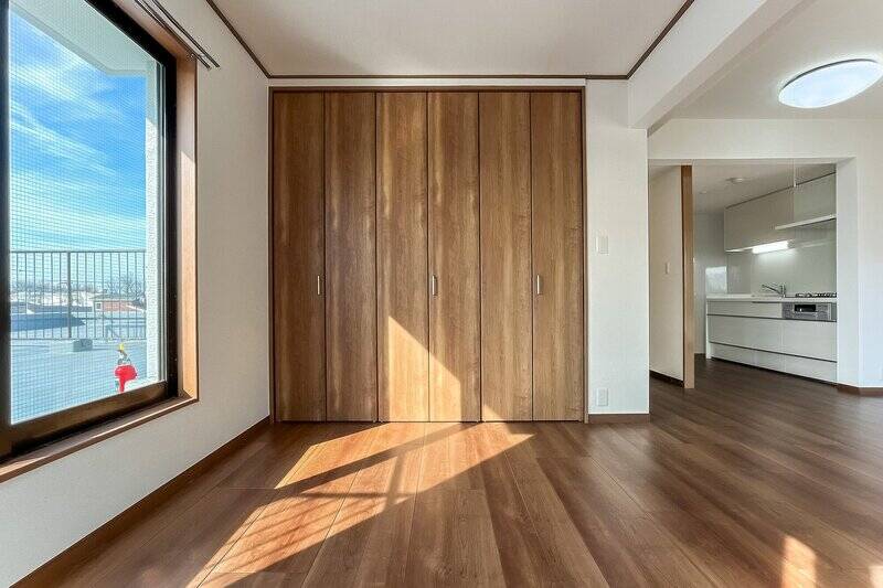 大きなクローゼットを設置済み。生活感の出やすいモノを収納する場所があることで、居住スペースを美しく保つことができそう。