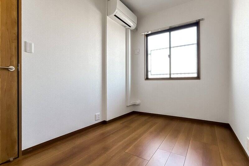 洋室Bは北西向き。ベッドスペースとしてはもちろん、書斎やワークスペースとして使うのもよさそうです。