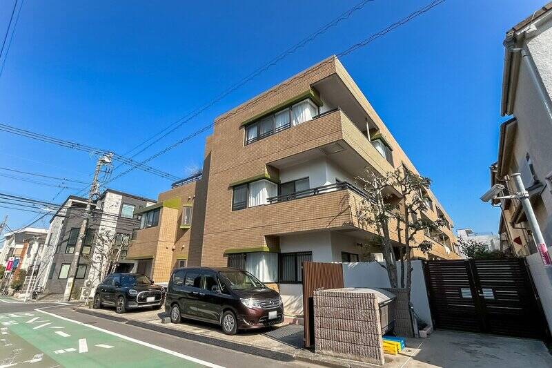 <p>地上3階建て、総戸数22戸。1986年竣工のマンションを、2013年に<b>一棟まるごとリノベーション</b>されました。外構はグリーンカーテンやシンボルツリーで彩られ、建物全体がやわらかな印象に。さらに、オートロックシステムや宅配ボックスも新設され、機能面もアップデートされています。</p>