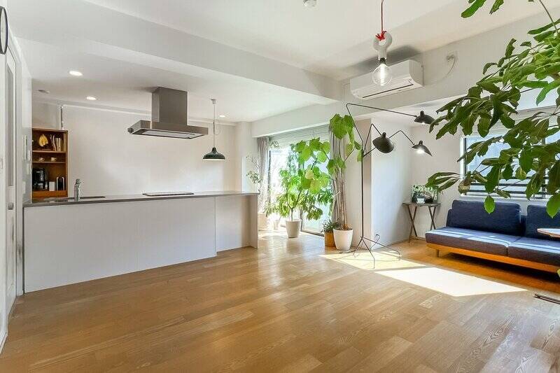 約20帖のLDKは、南向き。居室内まで陽光が届き、心地よい明るさに包まれます。