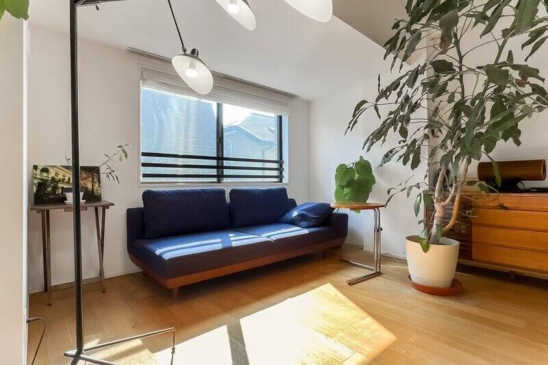 こちらの腰高窓のスペースは、バルコニーを介さないのでより日差しがダイレクトに。日向ぼっこをするのにぴったり◎