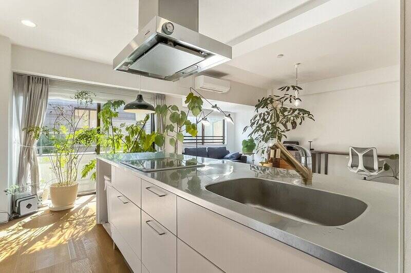 遮るもののない開放的なキッチンは、もはや居室の一部のよう。広さも、明るさも、デザインも。三拍子そろった、なんとも贅沢な空間です。