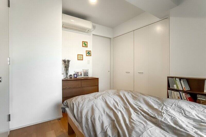 向かって右手の折れ戸の中にはクローゼットを備えています。正面の引き戸を開けると、約4.3帖のサービスルームへとつながります。