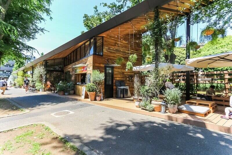 <p>近隣農家の野菜をたっぷり味わえるカフェ「Mr. FARMER（ミスターファーマー）駒沢オリンピック公園店」（徒歩19分）。緑に囲まれたテラス席はペット同伴も可能で、ワンちゃんも一緒に心地よい時間を過ごせます。また、駒沢オリンピック公園周辺にはペットフレンドリーなお店が点在。公園内には、都心では貴重な約1,200㎡の広さを誇るドッグランも整備されています。</p>