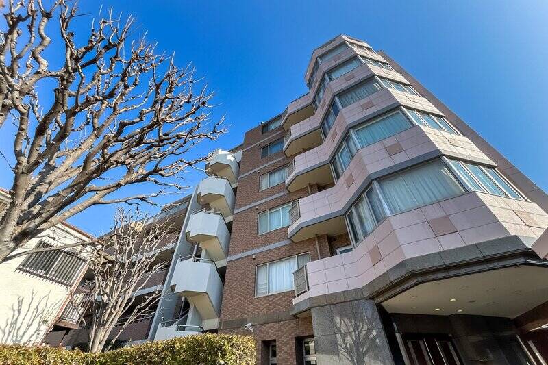 周囲は街の賑わいから距離を置いた、高台の閑静な住宅街。全27戸と小規模です。