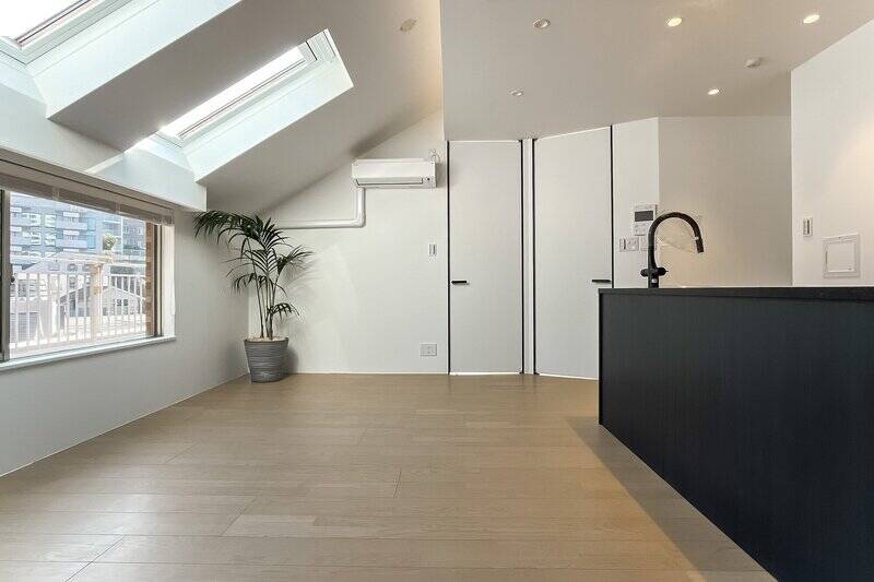 斜め天井に……て、天窓！