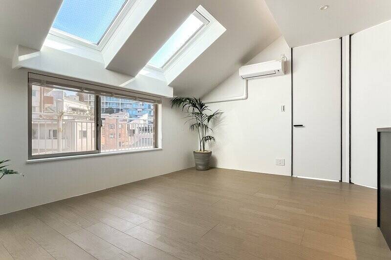 申し遅れましたがLDKは約14.4帖。リビングダイニング部分には床暖房が備わっています。