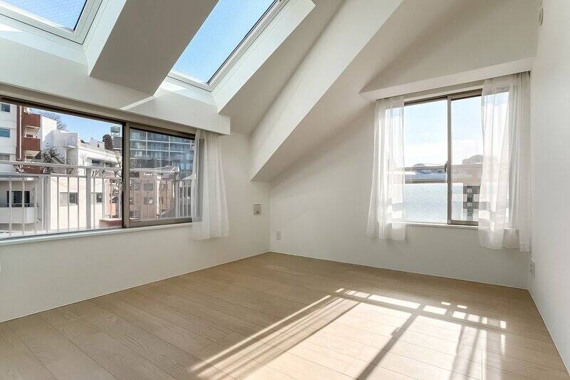 残りふたつの天窓は、洋室Aのものでした。広さは約6.3帖。北東だけでなく南東側にも窓があり、明るく風通しも良好です。