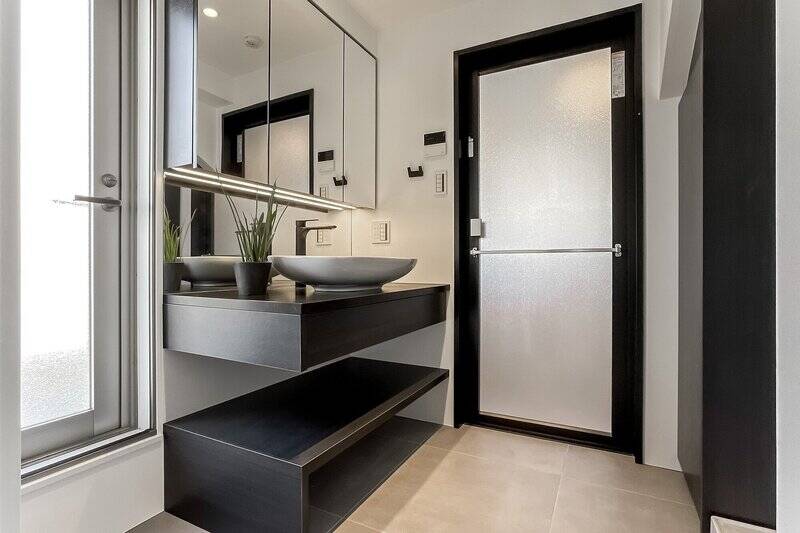 広く、明るく、開放的！ 洗面ボウルはお皿のようなフォルムが優雅。カウンター下はバスケットなどを活用して収納スペースにするいいですね。対面に洗濯機置き場とリネン棚が用意されていますよ。