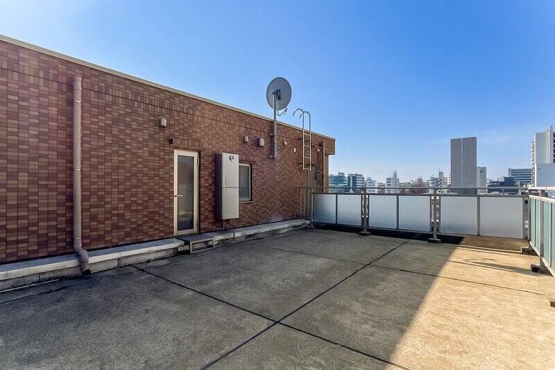 このルーフバルコーに面するのは洗面脱衣室と玄関のみ。隠れ家感が半端ありません。