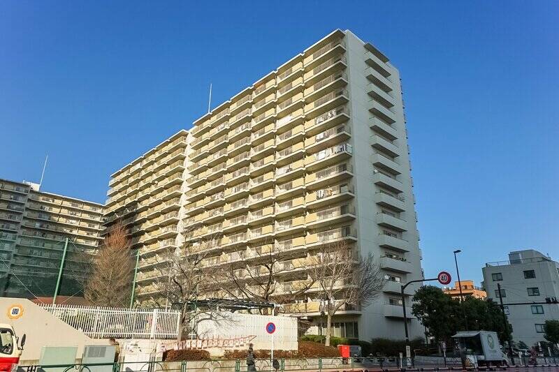 今回ご紹介する物件はカウカモプロデュース！ 清澄白河駅から徒歩7分に位置する、1984年竣工の大規模マンション内10階が目的地です。随所に散りばめられたリノベーションのこだわりポイントをお楽しみに♡