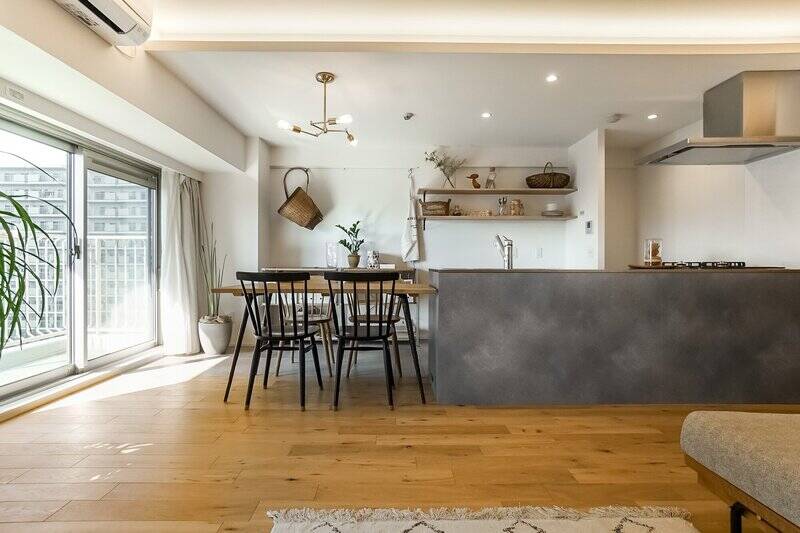 約17.2帖のLDKは、木と白をベースに、グレーのアクセントが効いた空間。