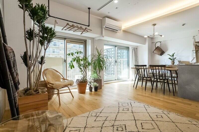 ふたつの掃き出し窓から明るい光が差し込みます。窓側にあるハンガーパイプは、室内干しに使用するだけではもったいない。グリーンを吊るせば、さらにおしゃれな空間に！