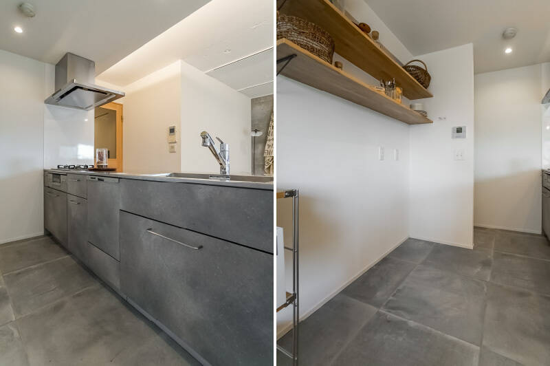 <b>左・</b>キッチンもグレー揃え。ワイドは2550mmあるので、食洗機が備わっていても収納力が豊富です。／<b>右・</b>背面にはカップボードを設置できるスペースがあり、上部には飾り棚を造り付けています。