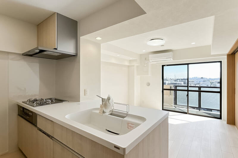 まずは約10.4帖のLDKからスタート。白いクロスに淡い色のフローリングで、日差しをめいっぱい室内に拡散しています。