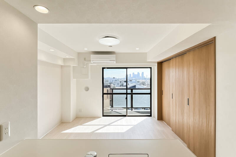 シンク前に立った時の眺め。柱や梁の構造体が額縁の役割を果たし、景色を絵画のように切り取っているのが素敵です。