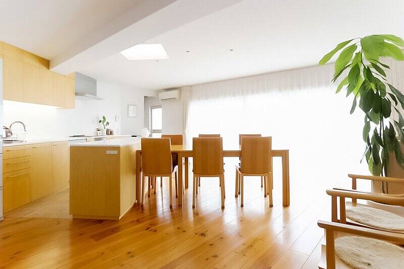 南向きのLDKは約20.8帖。斜めに貼られたパイン材の無垢のフローリングが空間のアクセントになっておりGOOD。