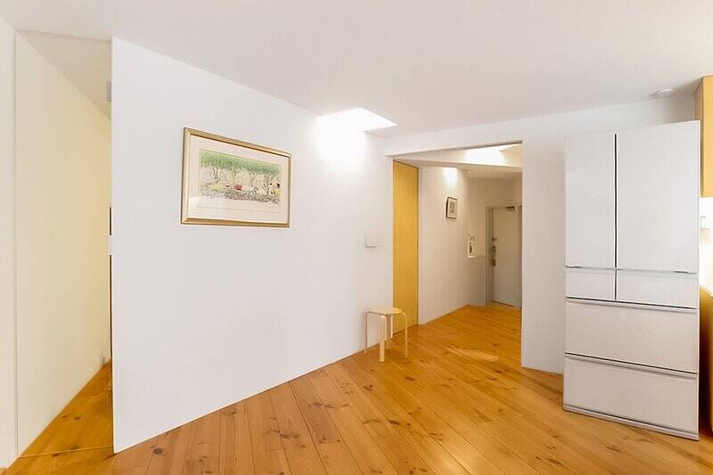 LDKの端にガラス扉が。斜めの壁の中を見てみましょう！