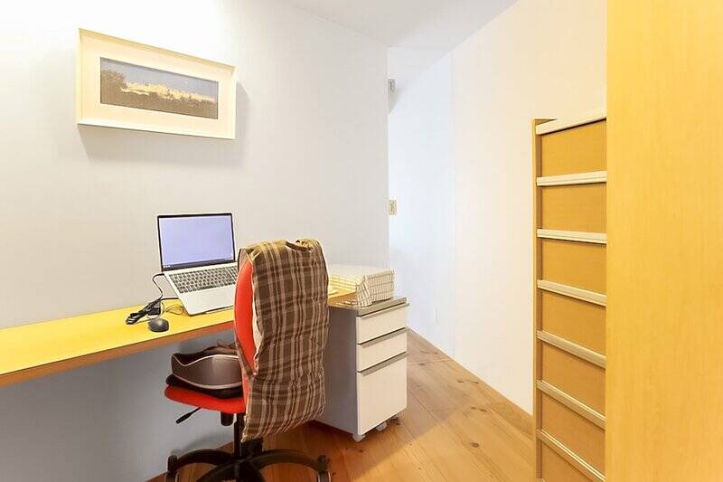 ガラス戸の中は備え付けの作業台があるワークスペースに。