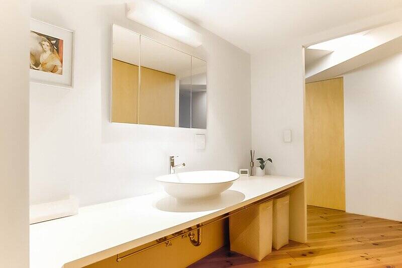 贅沢な広さの洗面脱衣スペース。廊下から扉を介さないオープンな造りのため、空間がより広く感じます。