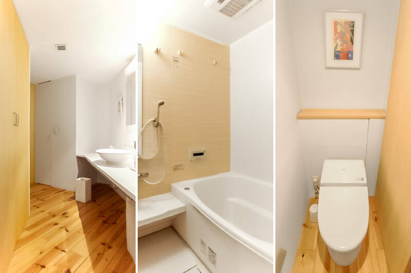 <b>左・</b>洗面台の背面とトイレの左右には収納があり、リネンや洗面用品などを収納できそう。／<b>中央・</b>1216サイズのシンプルなユニットバス。／<b>右・</b>トイレはタンクレスタイプ。