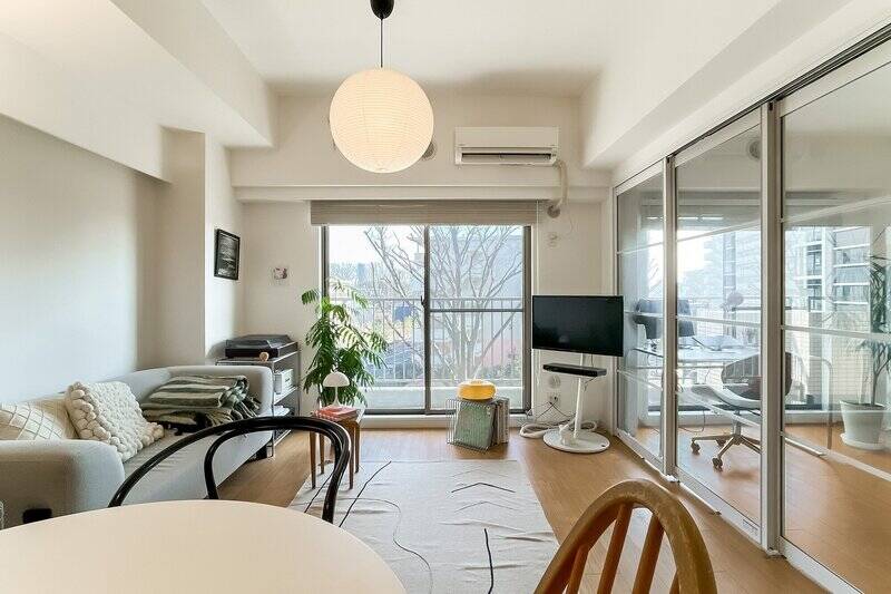 光に誘われてやってきたのは、約19.2帖のLDK。ガラス入り引き戸のおかげで、室内に抜け感が生まれています。