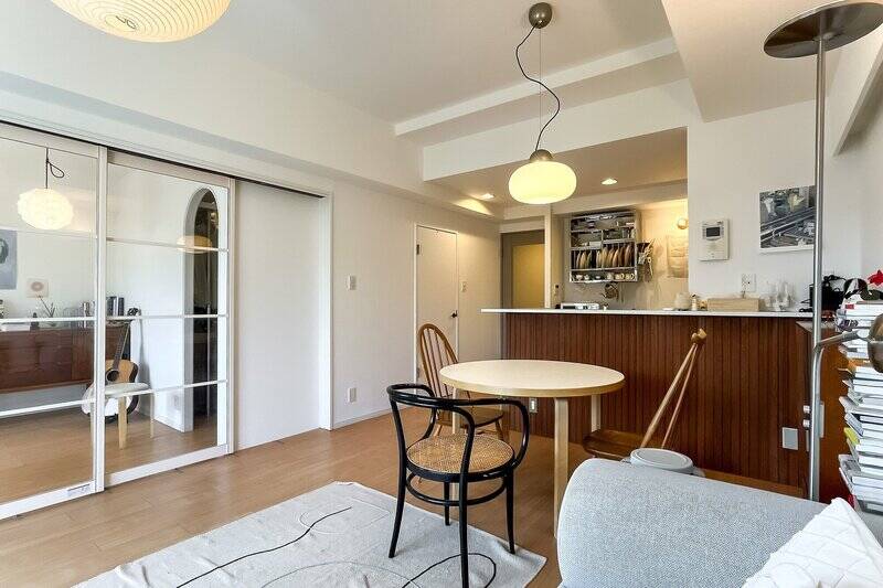 反対側からもパシャリ。こっくりとしたキッチンの腰壁が、白い空間に映えますね。