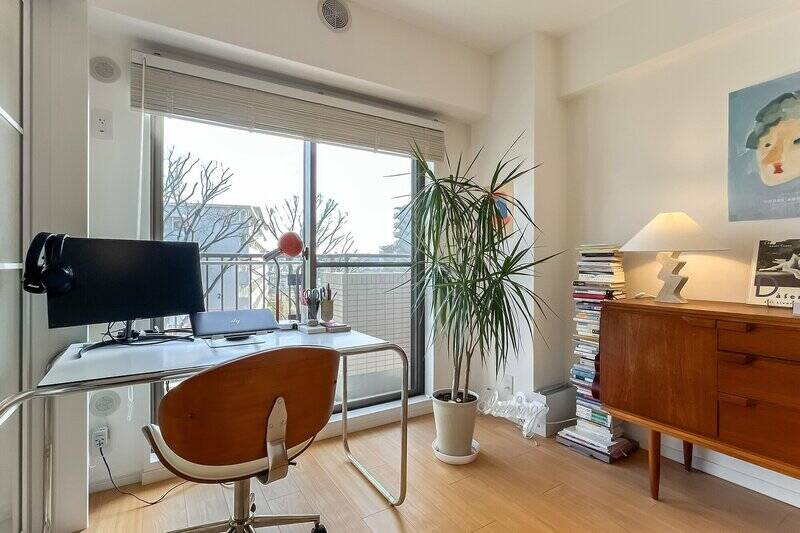 売主さまは、東向きの窓辺にワークデスクを設置。日差しで眩しく感じることが少ない、格好のポジションです。