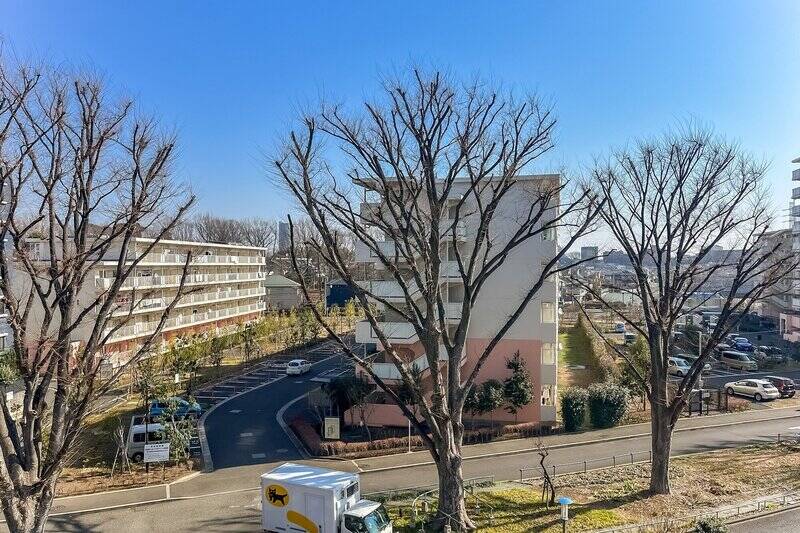 バルコニーに出てみました。周辺の建物とはほどよく距離が保たれており、穏やかな空気が流れています。