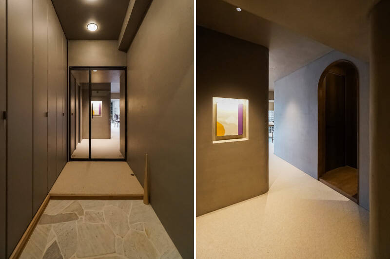 <b>左・</b>扉を開けると、収納豊富な玄関がお出迎え。室内の壁や天井は、独特な深みあるグレーの塗装が施されています。/<b>右・</b>まろやかにカーブした壁や、アーチ型にくり抜かれた水まわりの出入口が、視線をゆっくり奥へと引き込みます。その先には……