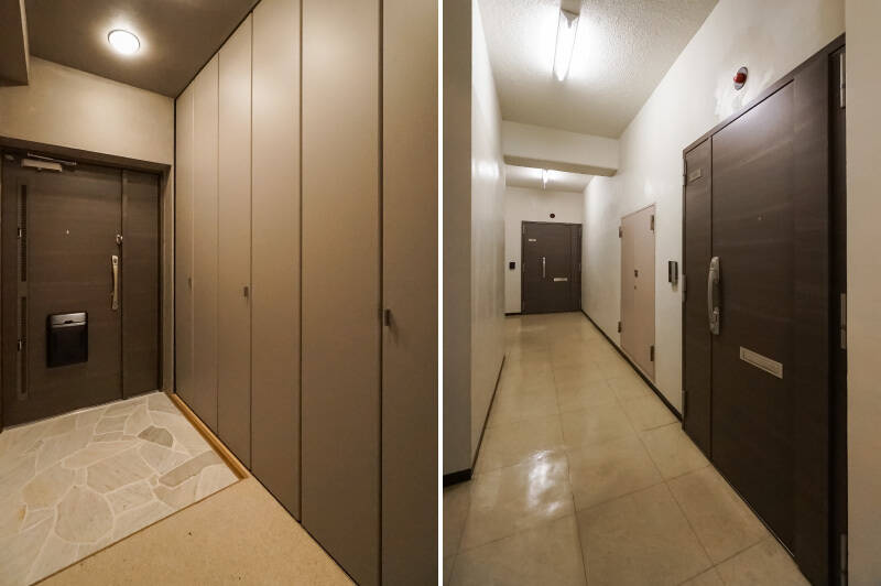 <b>左・</b>ちなみに、玄関や洗面所にあしらわれたプレスガラスの照明器具は、既存のものを “建物の記憶” として受け継いでいるのだそう。物語のある住まいって素敵ですよね。/<b>右・</b>住戸のある3階の共用廊下。エリアによって複数あるエレベーターを使い分けるスタイルなので、玄関前の住民の往来は少なめです。