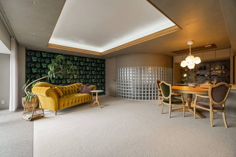 素材を使い分けた足元、調光・調色可能な間接照明を備えた天井、ガラスブロックの曲面壁、もう気になるところが多すぎて、どこからチェックしたらいいか大混乱です。