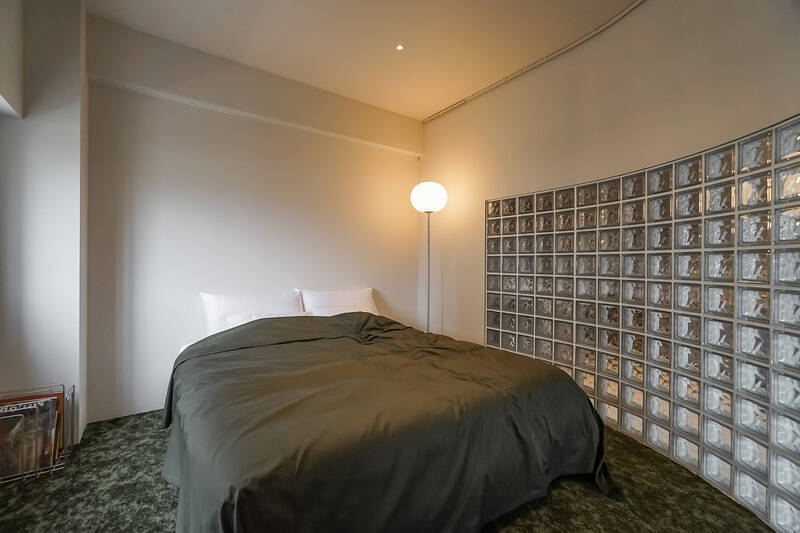 気になるガラスブロックの向こうにある、西向きの洋室へやってきました。カーテンレールが設置済みなので目隠しをしてもいいけれど、厚みあるガラスブロックは意外と視線や気配を通さないのでこのままでも快適に過ごせそう。ガラス越しにLDKまで午後の日差しが入ったらキレイでしょうね!