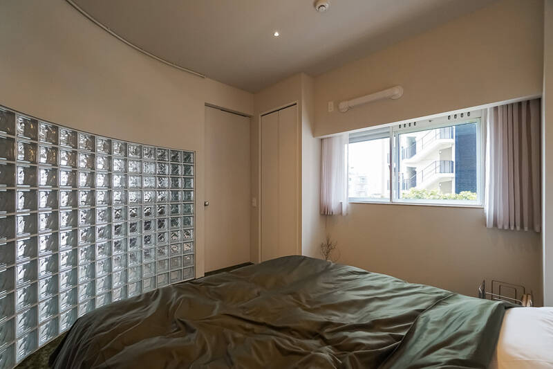 洋室は窓にインナーサッシが備わっているため、特にしんと落ち着いた空気を感じます。ゆっくりと羽を伸ばして休息をとることができそうですよ。