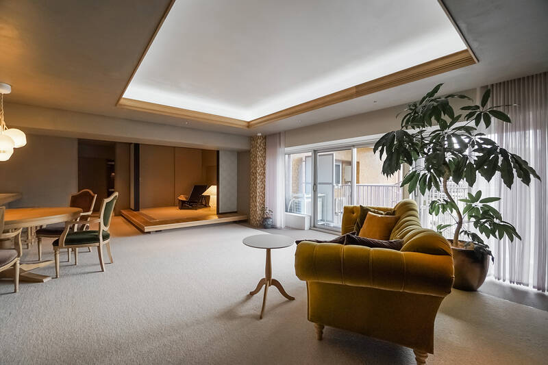 皆さま、そろそろこの内装のスペシャル感に慣れてきましたか? 私はまだです! おや……奥に見えているのは……?