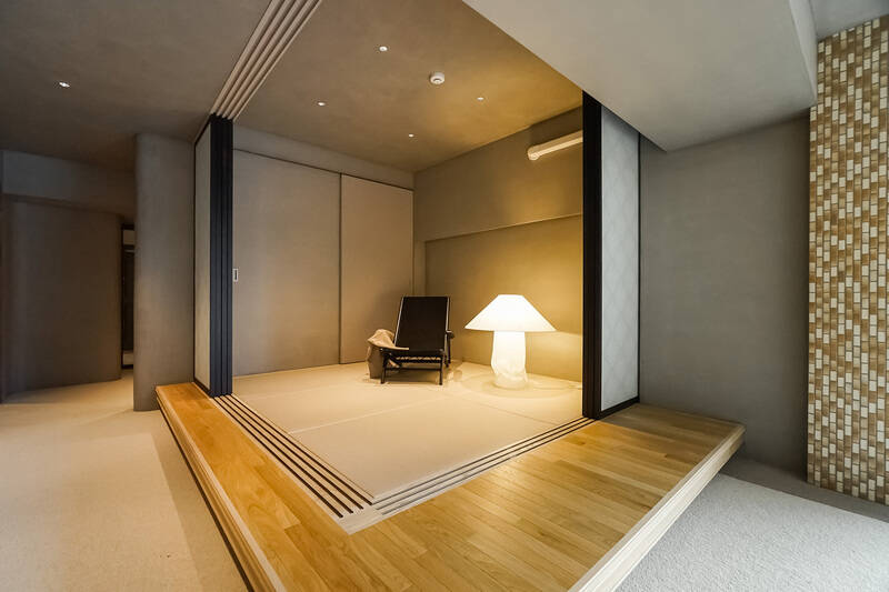 敢えての、モダン和室! LDKとの間には縁側のような木の台が設けられており、室内にいながら、内と外を行き来するかのような感覚を演出しています。腰掛けてひと休みすることもできますよ。