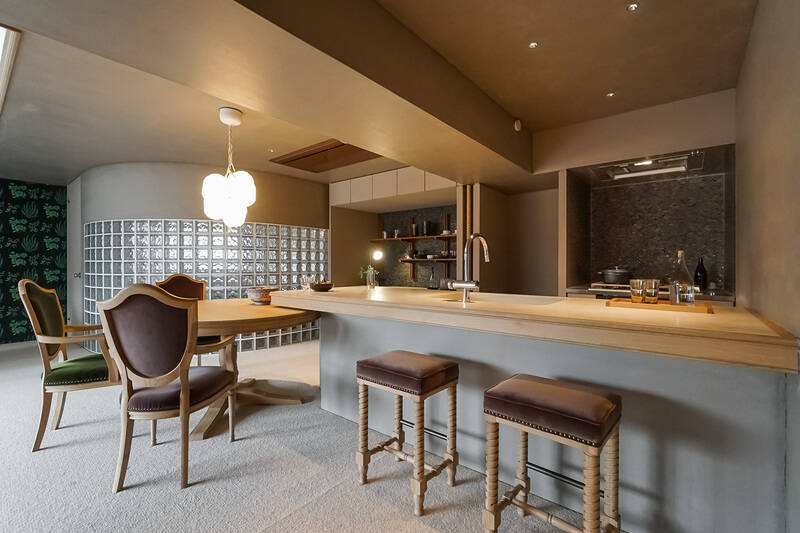 オリジナルの造作キッチンは物件の見どころのひとつ。ダイニングテーブルはこんなふうにキッチンカウンターと緩やかに繋げてもいいですし、来客時などにはLDKの中心に引き出して使うのもおすすめです。