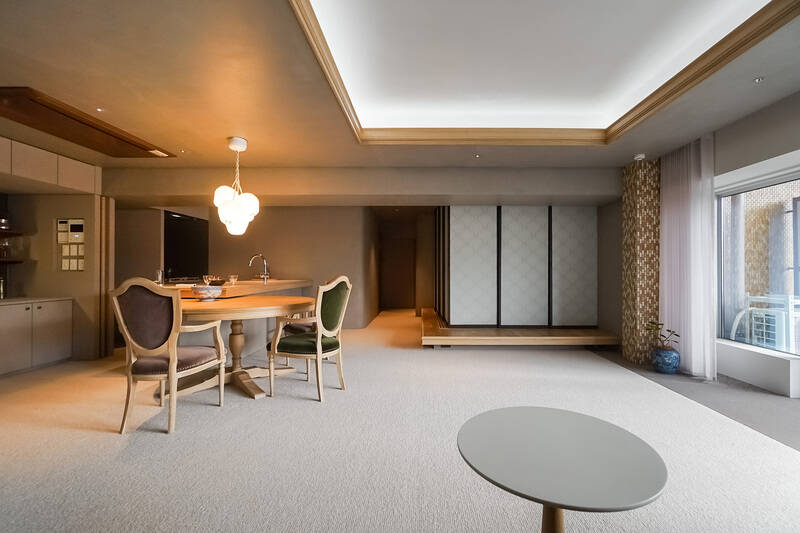 和室の建具を閉めた状態でLDKをパシャリ。びっくりするほど自然だと思いませんか? よくよく見ると、天井の折り上げ部分と、和室の縁側部分に同じ木製モールディングが施されているんです。そう、先ほど見た造作キッチンとお揃いの。ココもやっぱり溶け合ってます!