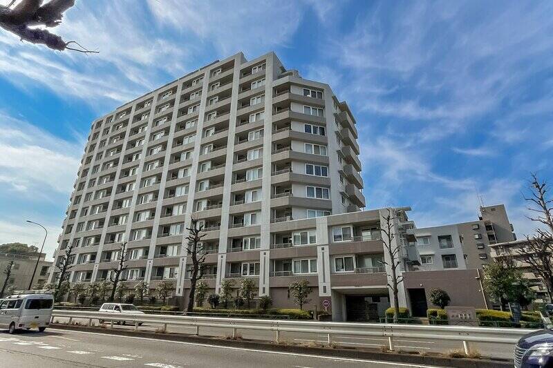 地上14階建て・総戸数208戸を誇る、堂々たる外観。今回ご紹介する物件は、こちらのマンションの5階部分に所在する角部屋です。