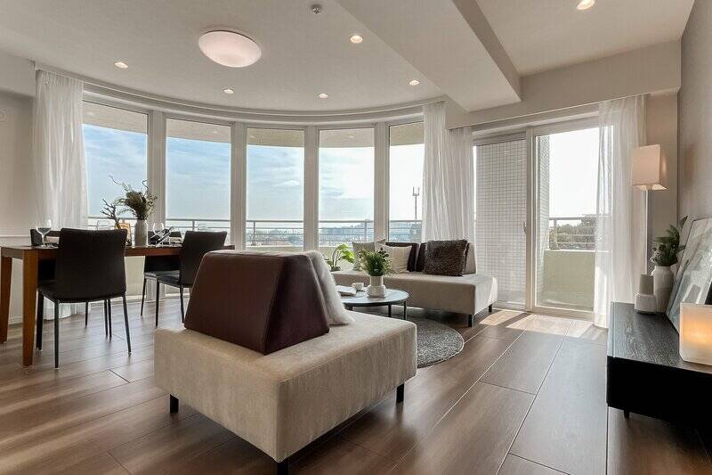 約17.7帖のLDK。東から南にかけて大きくラウンドした窓が、明るさと開放感をもたらします。