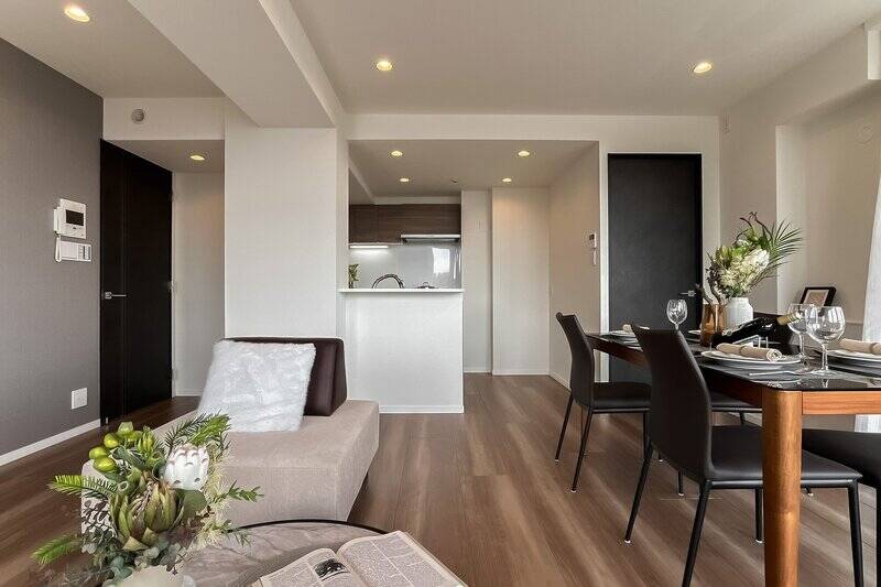 窓を背にしたカット。写真のように、大きな家具でもゆとりを持って置ける広さです。