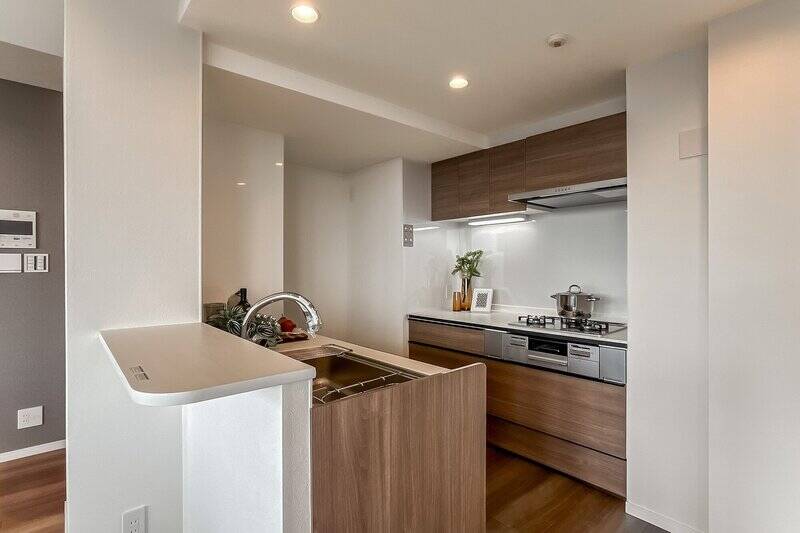 キッチンは機能的なⅡ型を採用。ちょっとしたカウンター付きで、リビングにいる家族と会話を楽しみながら料理ができます。