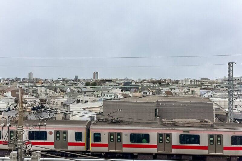 正面は視界が開けており、眼下には東急東横線の線路が走ります。